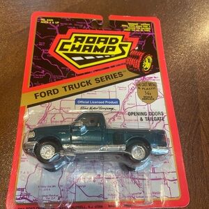 ROAD CHAMPS FORD TRUCK SERIES 1:43 FORD F150 Flare Side- Green New